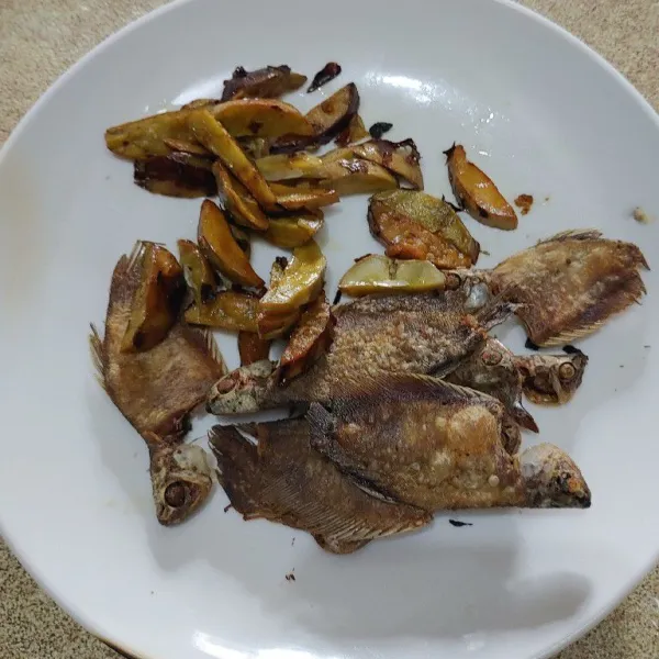 Goreng jengkol sampai matang. Angkat, kemudian goreng ikan asin sepat sampai matang kecokelatan. Angkat dan tiriskan.