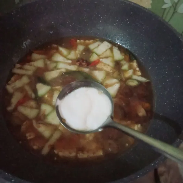 Masuk kan garam, gula, kaldu bubuk, santan aduk rata koreksi rasa angkat sajikan
