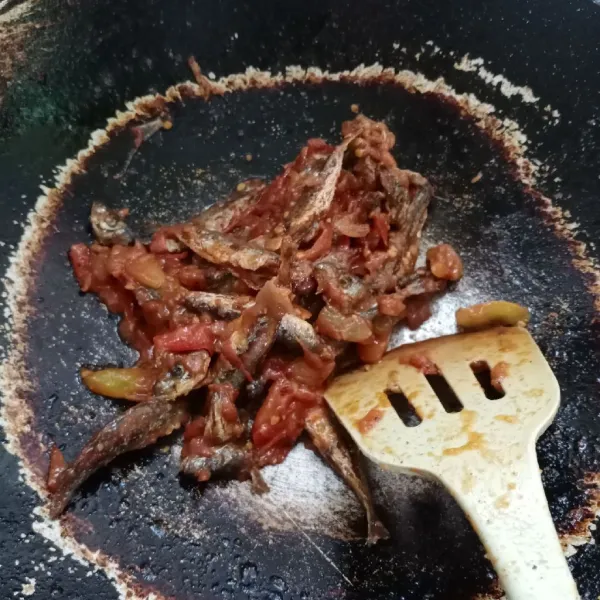 Kemudian masukkan baby layang. Aduk sampai tercampur rata. Angkat dan siap dihidangkan.