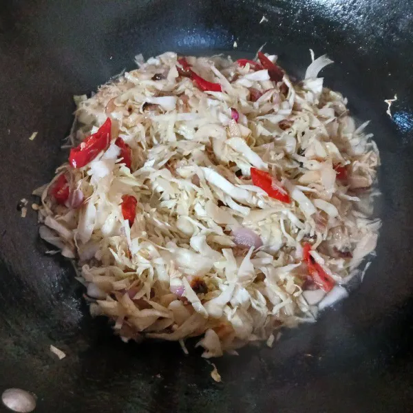 Masukkan kol dan air, beri saus tiram dan garam, masak hingga kol matang. Masukkan telur, aduk rata. Angkat dan sajikan.