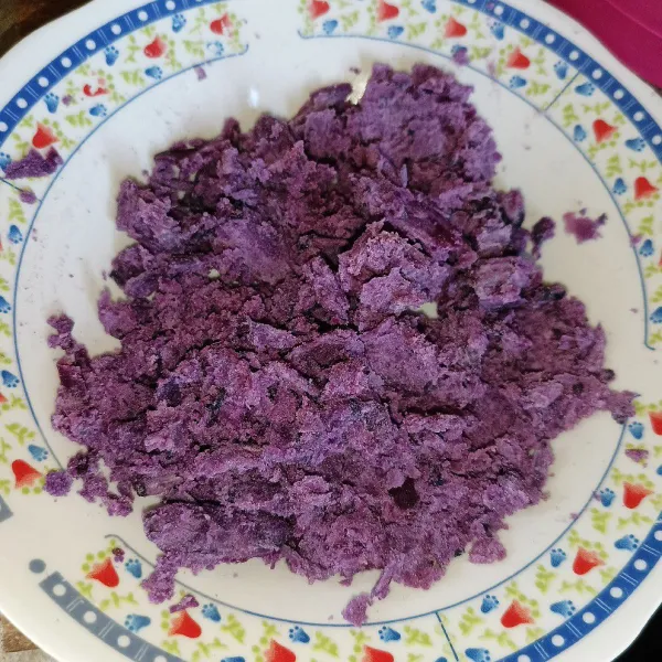 Kukus ubi ungu sampai matang dan empuk, lalu haluskan.