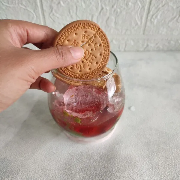 Masukkan biskuit yang sudah dipecahkan.