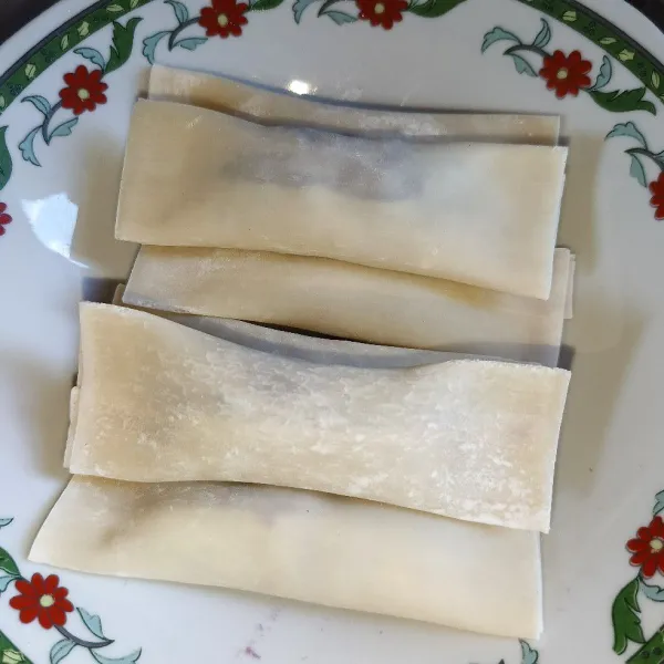 Lalu gulung dan rekatkan ujungnya dengan putih telur.