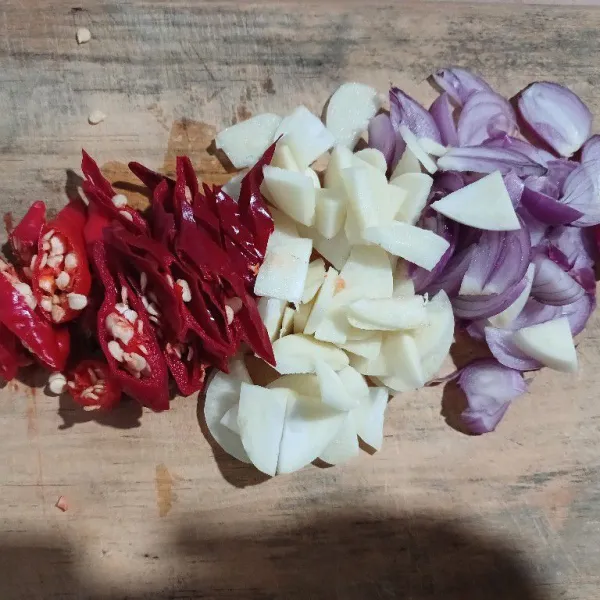 Iris tipis bawang putih dan merah, serta cabai. Sisihkan.