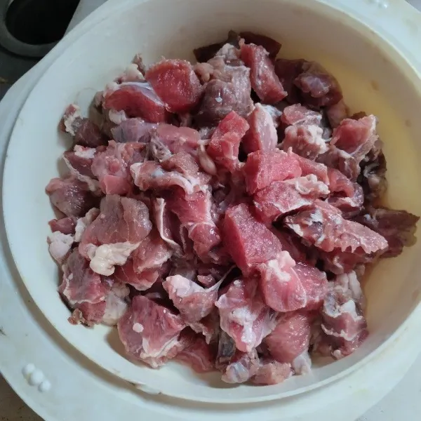 Potong, cuci dan rebus daging sampai empuk