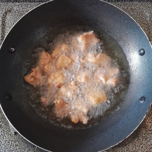 Goreng ayam hingga kuning keemasan, tiriskan.