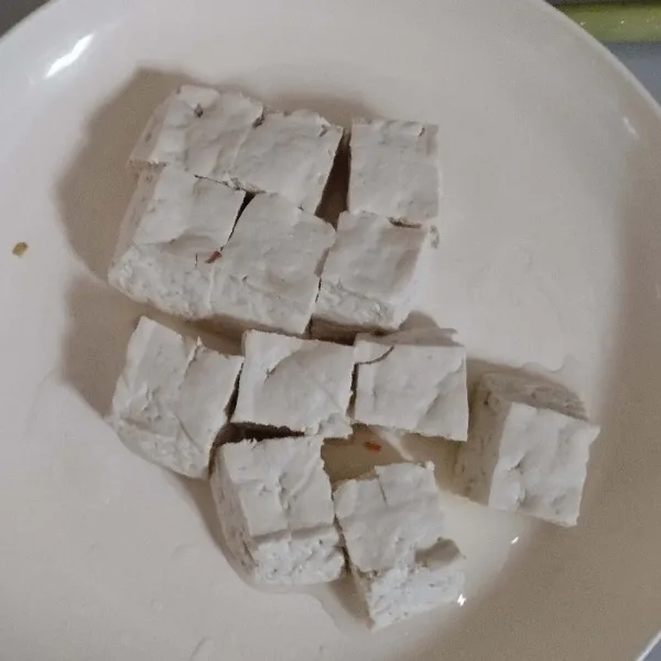 Kukus tahu terlebih dulu, lalu potong-potong. Telur juga rebus terlebih dulu.