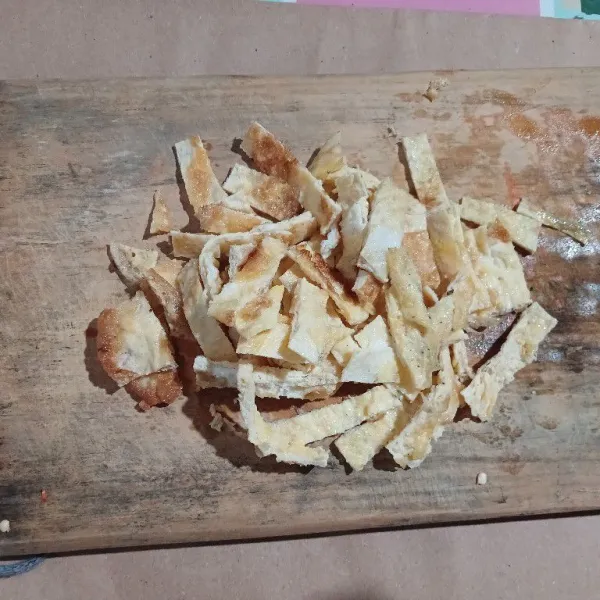 Kocok lepas telur, beri sedikit garam. Buat telur dadar tipis. Iris sesuai selera, sisihkan.