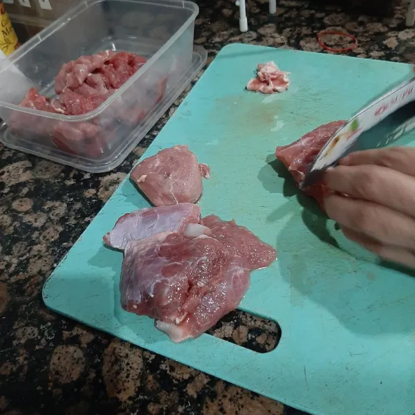 Potong potong daging, kecil dan tipis (sesuai selera), dan marinasi dengan bumbu marinasi semakin lama akan semakin meresap.