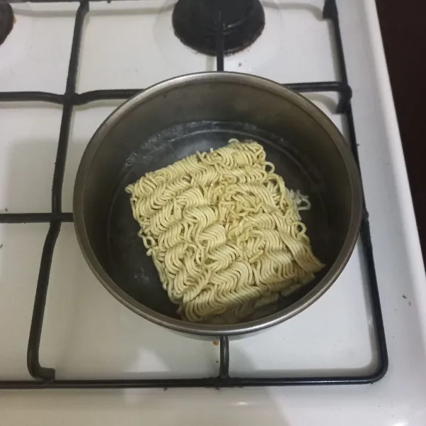 Rebus mie hingga setengah matang, tiriskan.