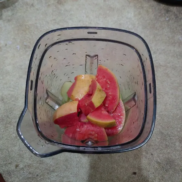 Masukkan potongan buah melon dan jambu ke dalam blender.