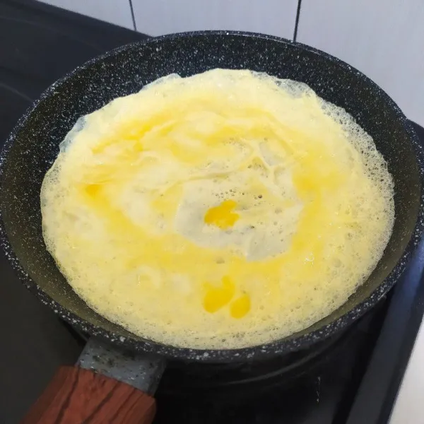 Kocok telur lalu dadar tipis di teflon, setelah matang iris-iris.