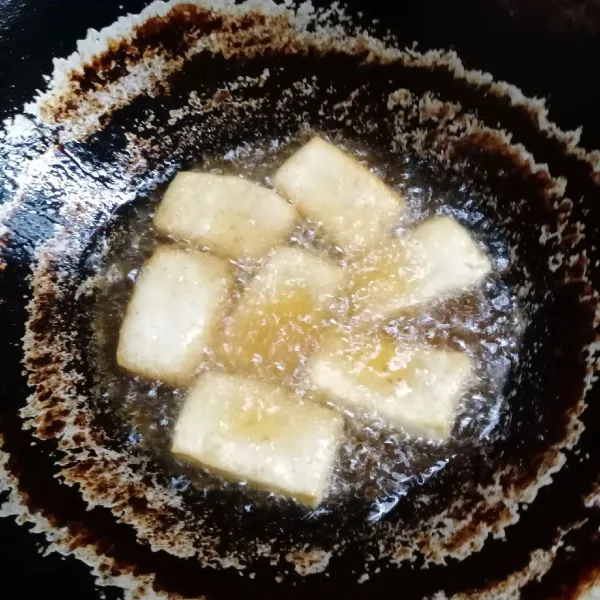 Goreng tahu sampai matang. Angkat dan tiriskan.