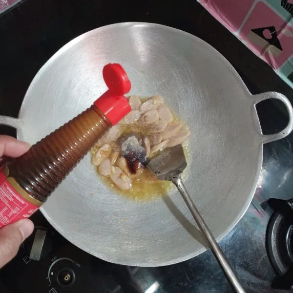 tambahkan sedikit air, bumbui dengan saus tiram, kecap asin, merica bubuk, garam, dan penyedap rasa, aduk rata.