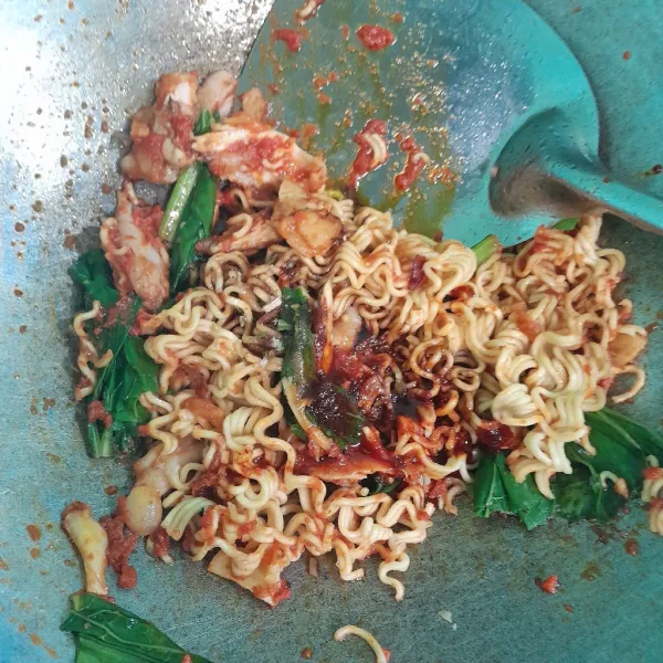 Tambahka garam, kaldu bubuk, kecap, saus tiram, dan cabe bubuk. Aduk rata dan masak sampai matang.