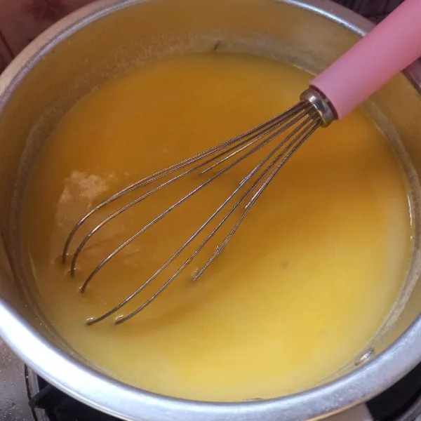 Setelan hangat masukkan margarin, kental manis, dan vanili. Aduk rata dan diamkan sampai dingin. Setelan dingin masukkan telur, aduk rata.