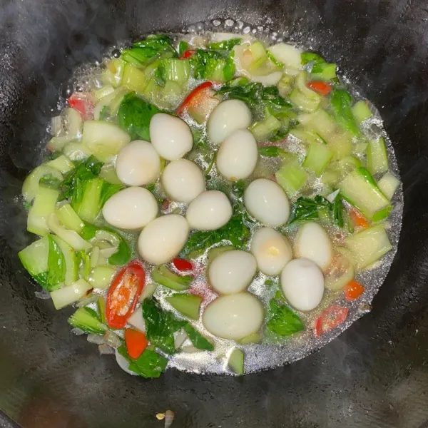 Masukkan telur puyuh, aduk rata dengan bahan lain.