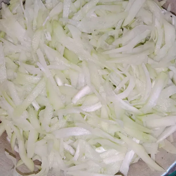 Iris labu memanjang, cuci lalu tiriskan.