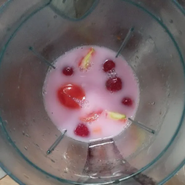 Masukkan dalam blender, tuang yogurt dan air.
