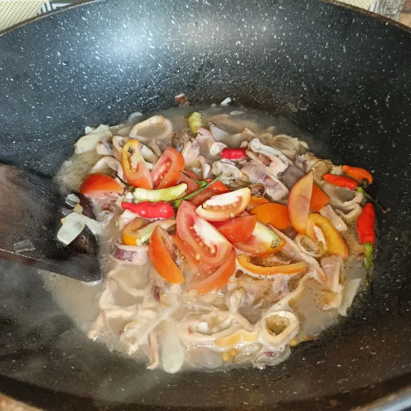 Tambahkan air, air asam jawa, tomat, dan cabai rawit.