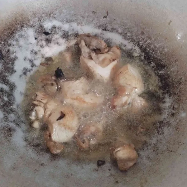 Ayam rebus sebentar, lalu goreng setengah matang. Tahu juga di goreng.