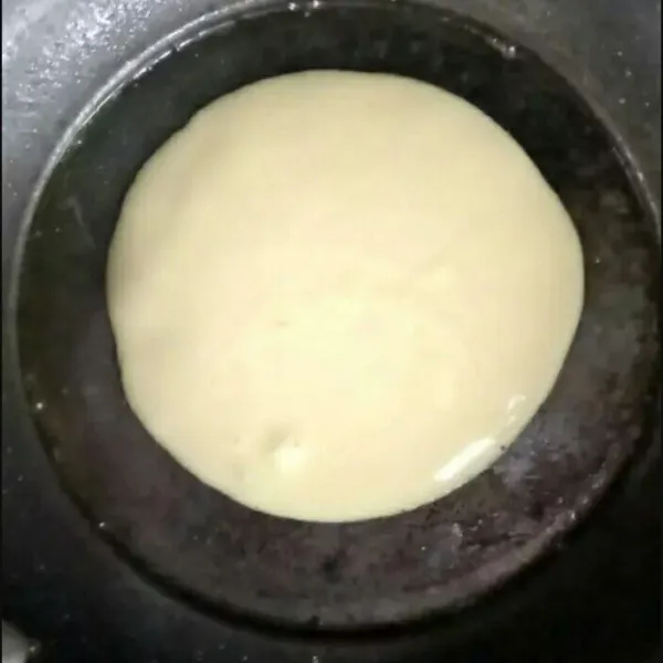 Panaskan teflon beri sedikit margarin lalu tuang 1 sendok sayur adonan.