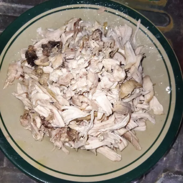 Rebus ayam sampai matang, kemudian suwir-suwir ayam.