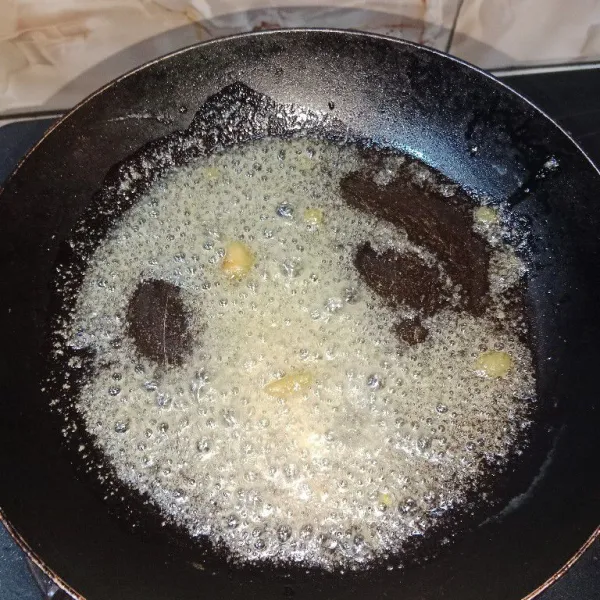 Tumis bawang merah dan bawang putih yang sudah dihaluskan.