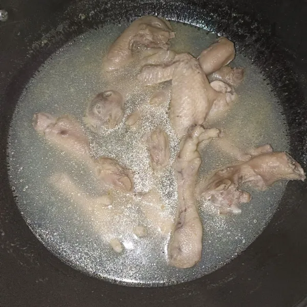 Bersihkan ceker dan kepala ayam, lalu rebus sampai matang, tiriskan.