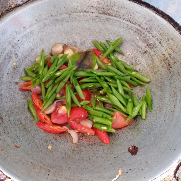 Masukkan buncis dan sedikit air. Masak sampai empuk.