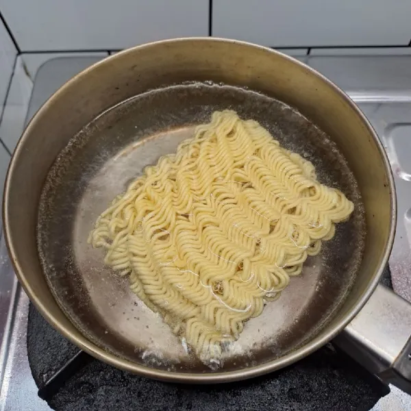 Rebus air sampai mendidih. Masukkan mi telur, rebus sampai matang tapi jangan sampai over cook. Angkat dan tiriskan. Sisihkan.