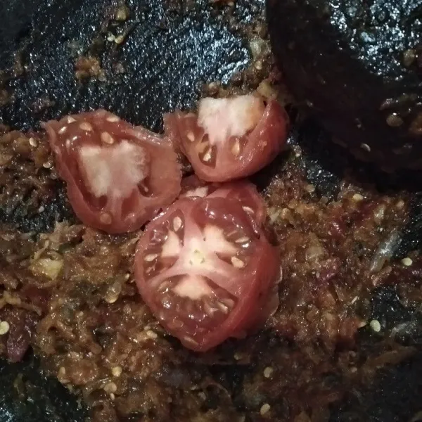 Masukkan tomat, haluskan kembali.