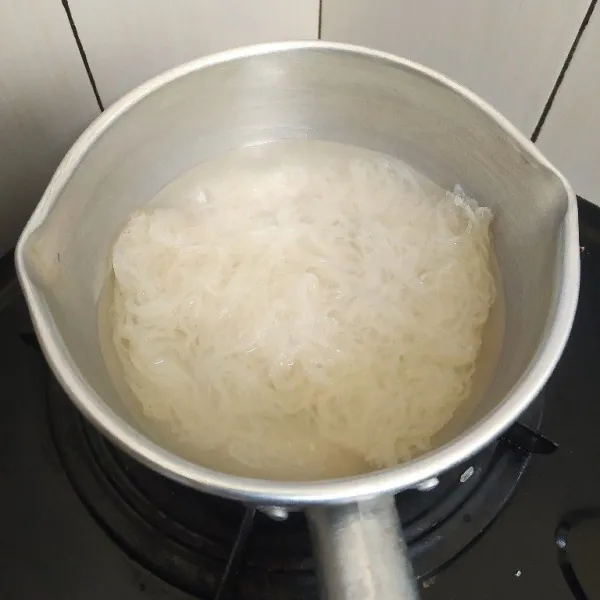 Rendam bihun di dalam air panas, angkat lalu tiriskan.