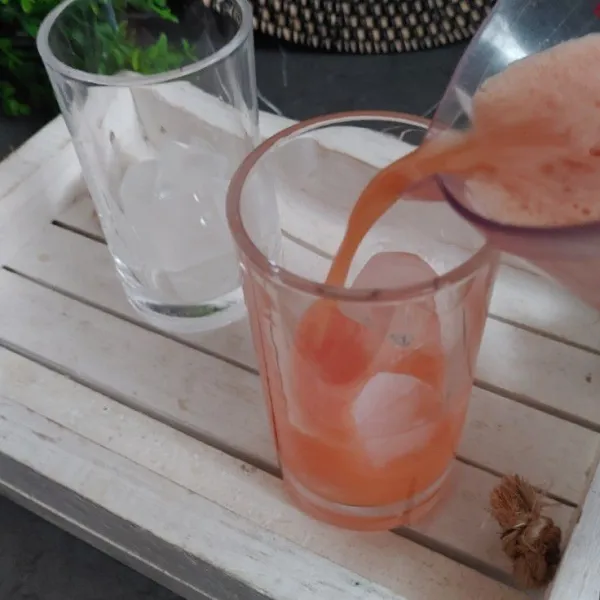 Siapkan gelas dan beri es batu lalu tuang jus. Sajikan.