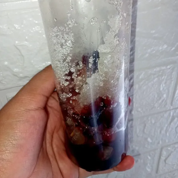 Masukkan anggur dan bahan lainnya menjadi satu ke dalam blender.