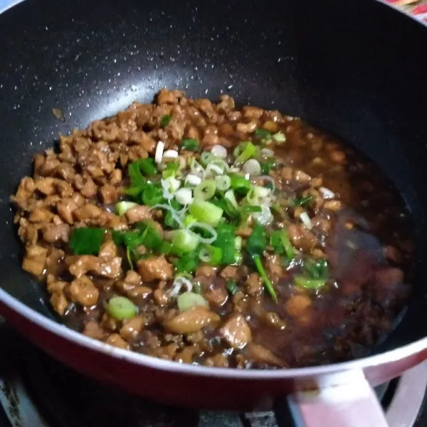 Tuang air, masak sampai ayam empuk dan bumbu meresap. Sebelum matang, masukkan daun bawang dan minyak wijen