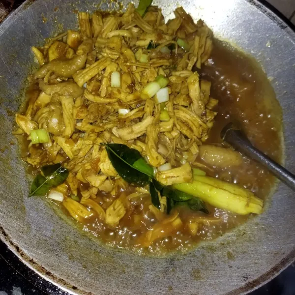 Masukkan kecap manis dan tumis sebentar. Kemudian masukkan ayam dan air, aduk merata. Bumbui dengan garam, gula, dan kaldu bubuk. Aduk merata kembali, tunggu sampai air sedikit menyusut. Icip, terakhir masukkan daun bawang.