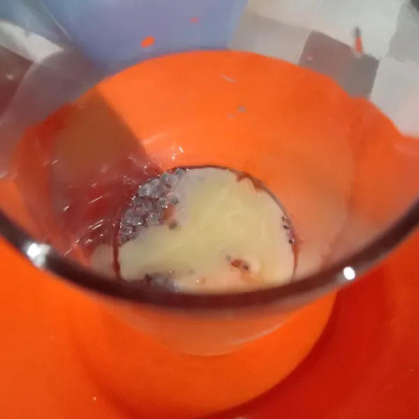Tambahkan 3 sdm syrup cocopandan dan 2 sdm susu kental manis.