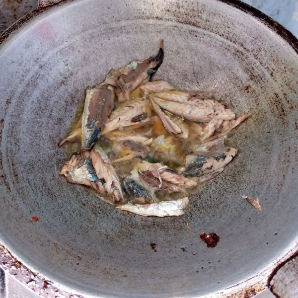Siapkan ikan pindang. Buang durinya kemudian goreng. Angkat dan tiriskan.