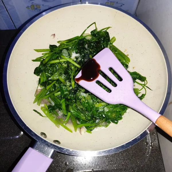 Lalu masukan sayur Kangkung, saus tiram, penyedap, dan garam.