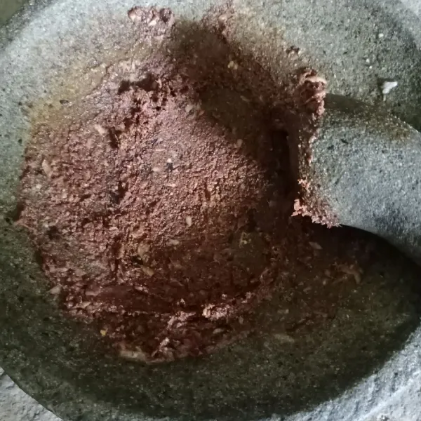 Ulek semua bahan bumbu halus.