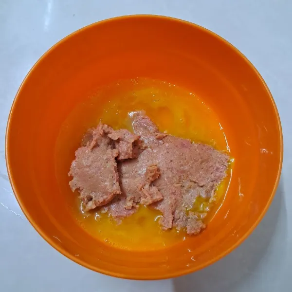 Kocok telur dengan sejumput garam sampai rata. Masukkan kornet, aduk sampai rata.