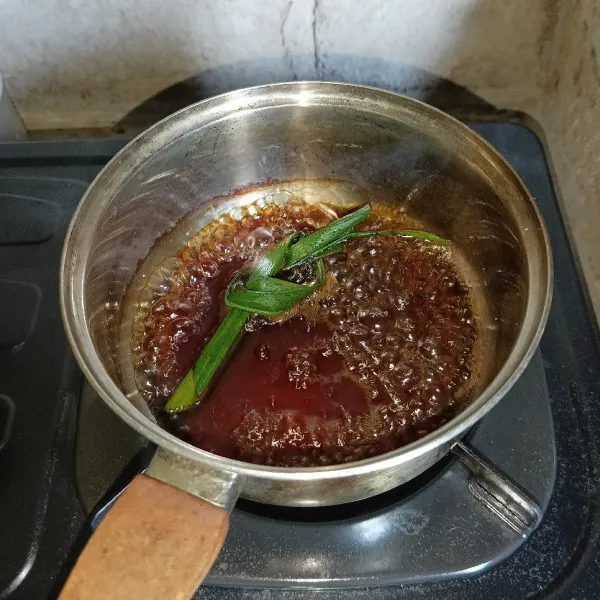 Rebus sampai gula larut dan sedikit mengental