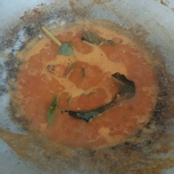 Masukkan daun jeruk, salam, sereh, jahe, dan lengkuas lalu tuang air.