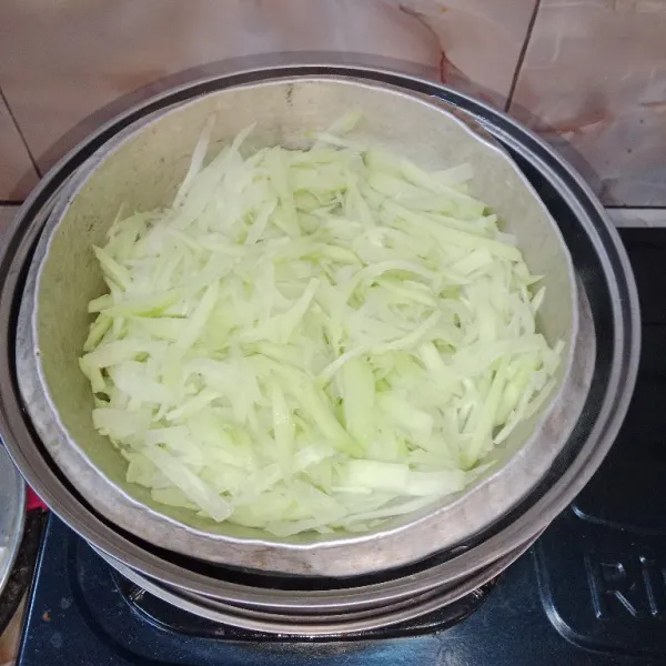 Tempatkan labu dalam saringan stainless yang ada lubangnya lalu kukus sampai matang, tujuannya agar labu tidak basah.