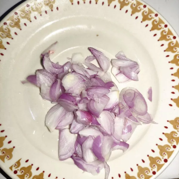 Iris bawang merah. Lalu tumis.