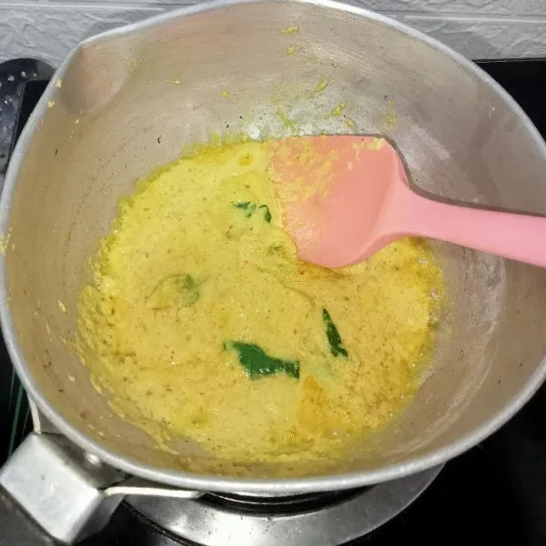 Tumis bumbu halus, daun jeruk dan serai hingga harum dengan minyak secukupnya.