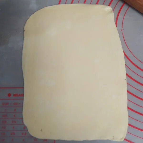 Tipiskan puff pastry hingga ukurannya 18 X 26 cm.