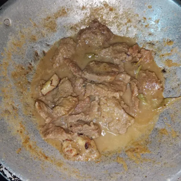 Tambahkan santan, kaldu bubuk, dan garam, masak sampai air menyusut