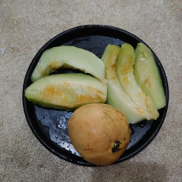 Siapkan buah jambu dan melon yang sudah dikupas dan dipotong-potong.